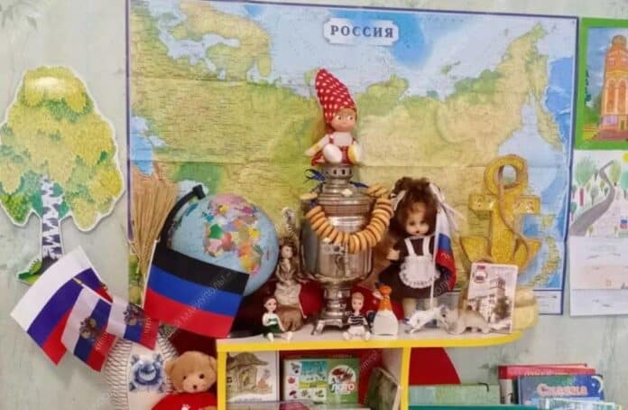 «просвітницькі куточки» з бубликами, самоваром та прапором рф