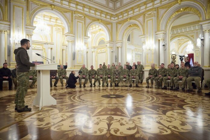 Глава держави вручив орден «Золота Зірка» капітану Денису Макаровському