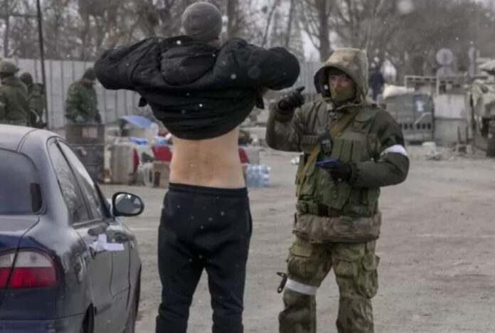 Окупанти на Луганщині застосовують «колективну відповідальність» під час «фільтрації»