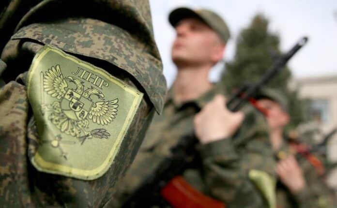 Загарбники на Луганщині почали вручати повістки комунальникам із «бронею»