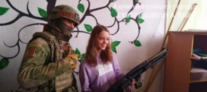 росіяни проводять сєвєродонецьким школярам «уроки мужності» зі зброєю