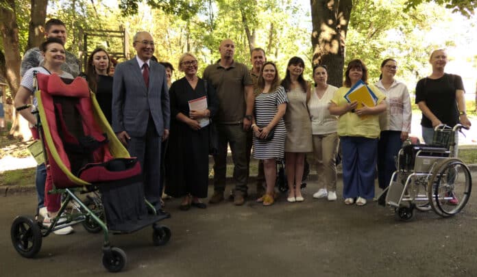 Японія передала громадам Луганщини 230 інвалідних візочків