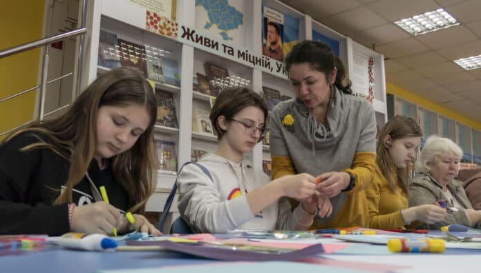Педагогіка, живопис та волонтерство - дієве рішення психологічної адаптації дітей, які бачили війну