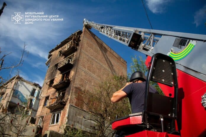 Пошуково-рятувальні роботи на місці російського ракетного удару в Києві