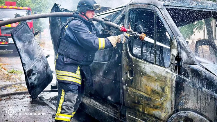 Атакували дронами транспорт у Херсоні.