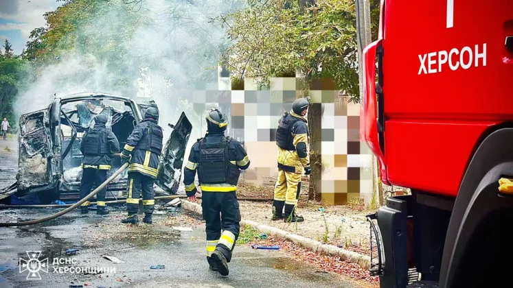 Атакували дронами транспорт у Херсоні.
