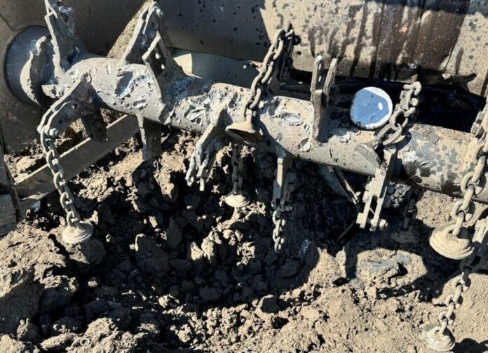 Унаслідок детонації ворожого снаряду на Донеччині було пошкоджено машину механізованого розмінування