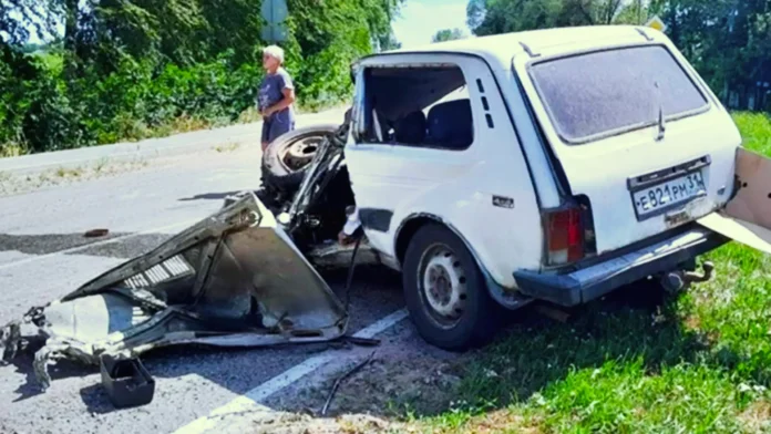 на росії танк переїхав автівку