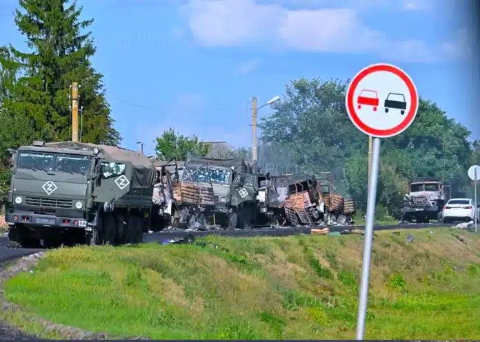 Розбита колона російської військової техніки