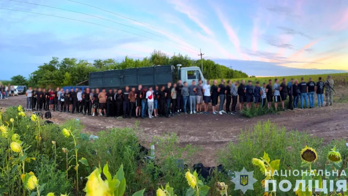 48 чоловіків у кузові вантажівки затримали