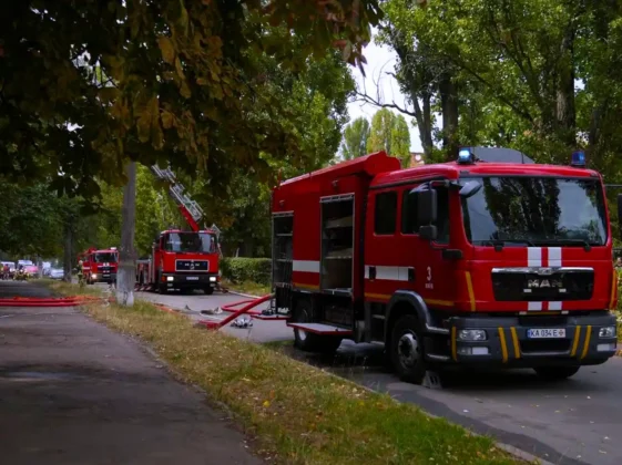 У Києві велика пожежа на даху п'ятиповерхового житлового будинку - ДСНС