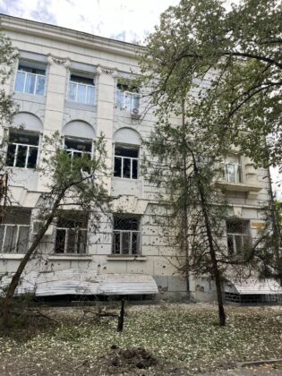 Херсон атаковано росіянами з «Граду»: пошкоджена лікарня, ТРЦ