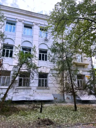 Херсон атаковано росіянами з «Граду»: пошкоджена лікарня, ТРЦ