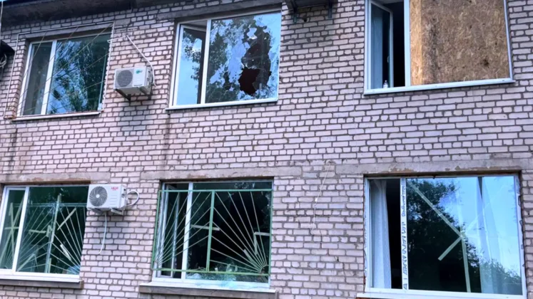 Наслідки російського удару по території лікарні у Нікополі