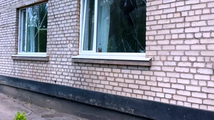 Наслідки російського удару по території лікарні у Нікополі