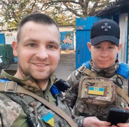 На фото Павло Сірий з побратимом