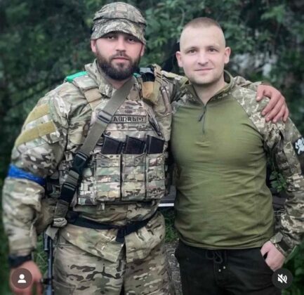 На фото Павло Сірий з побратимом
