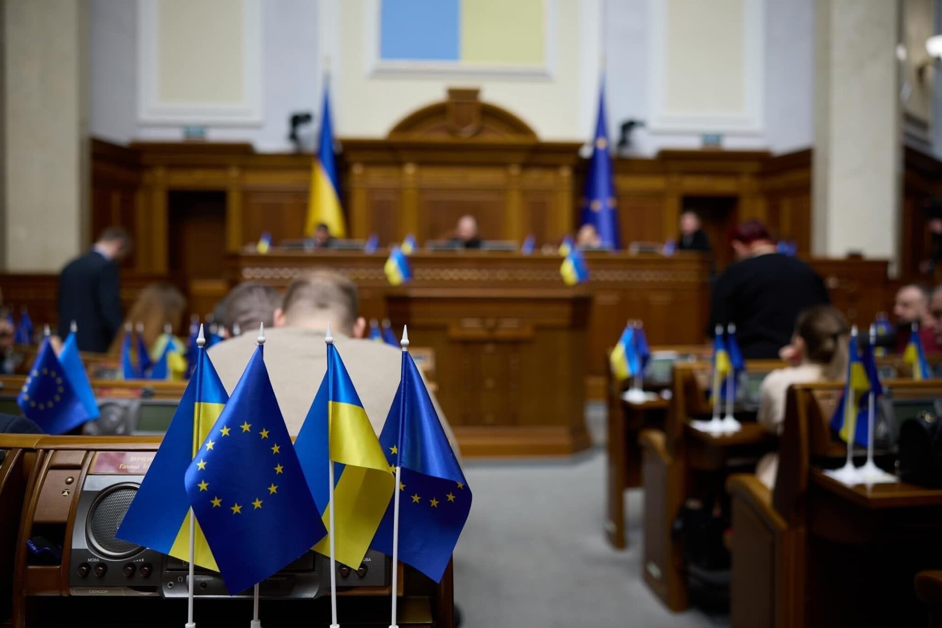 Пропонують дозволити народним депутатам виїзд за кордон