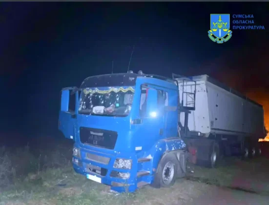 Наслідки ракетного удару рф по колоні зерновозів на Сумщині