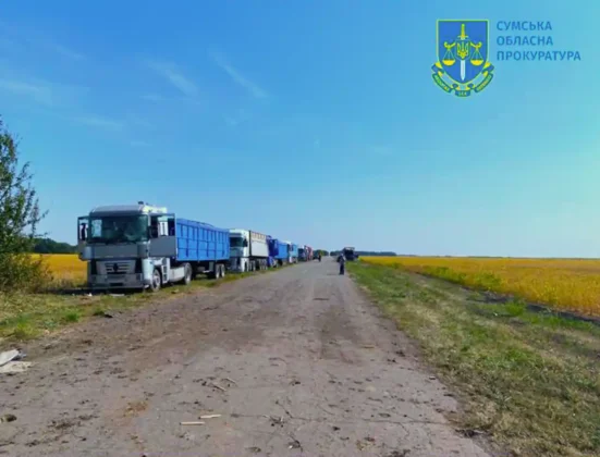 Наслідки ракетного удару рф по колоні зерновозів на Сумщині