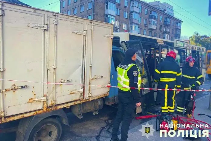 У Києві сталась аварія маршрутки з вантажівкою, загинула пасажирка