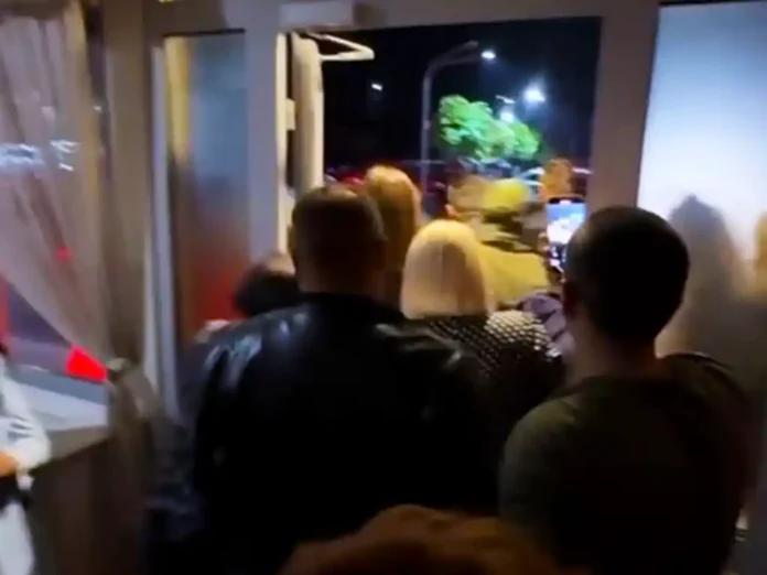 У Львові люди з криками «ганьба» випхали ТЦК з ресторану, де святкували весілля