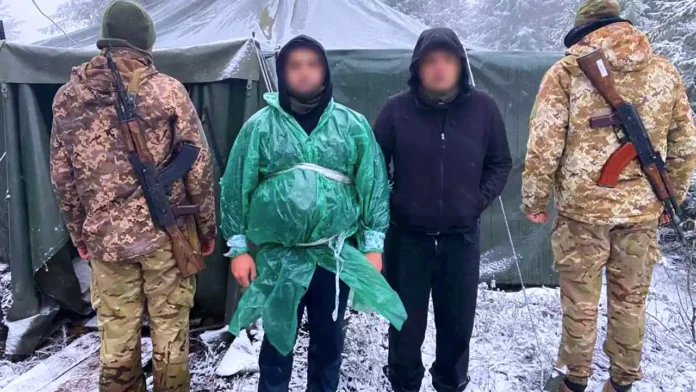 Прикордонники спіймали чоловіків з Донеччини, які через гори намагались втекти з України