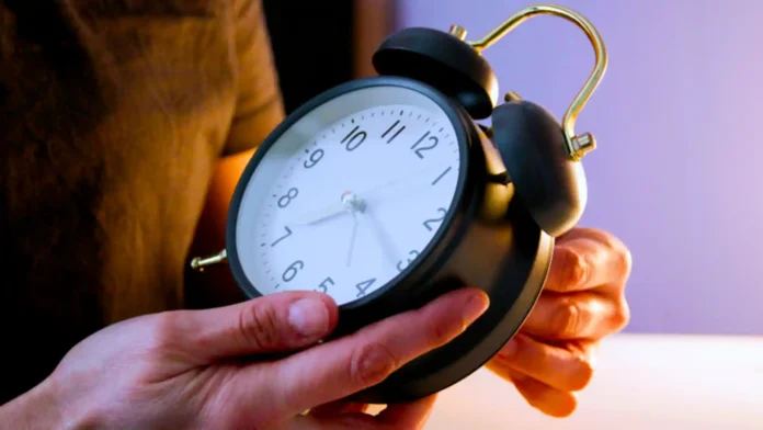 Переведення годинників залишається: Зеленський не підпише закон - ЗМІ