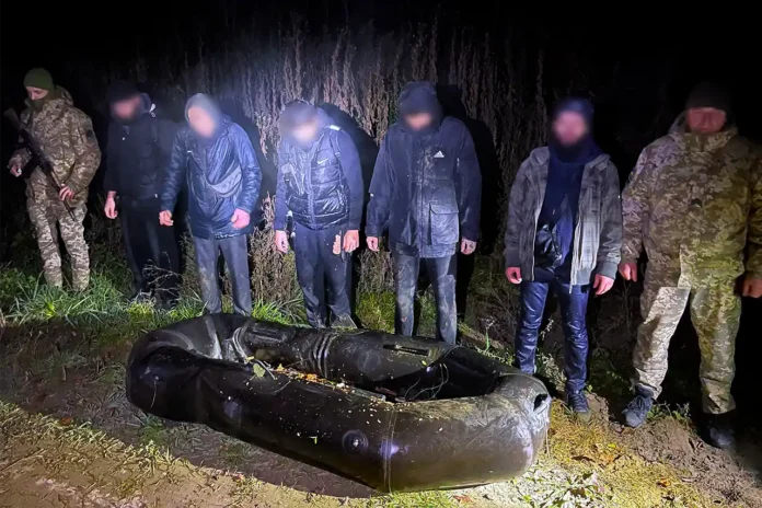 П’теро в один човен: прикордонники затримали чоловіків при спробі втекти з України