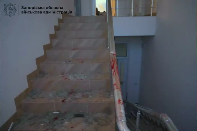 Удар по будинках та лікарні у Запоріжжі: загинула людина, багато поранених