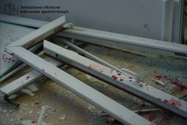 Удар по будинках та лікарні у Запоріжжі: загинула людина, багато поранених