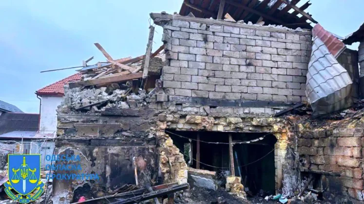 Нічна атака на Одесу: росіяни вбили жінку, двоє дітей поранено