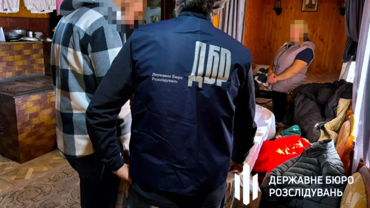 Затримано правоохоронців за допомогу чоловікам призовного віку незаконно втекти з України