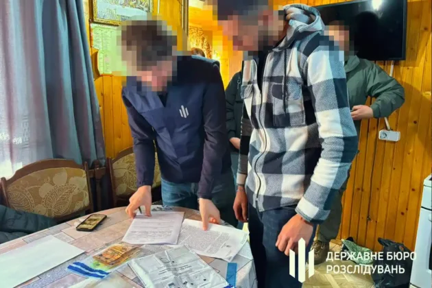 Затримано правоохоронців за допомогу чоловікам призовного віку незаконно втекти з України