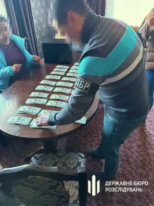 Затримано правоохоронців за допомогу чоловікам призовного віку незаконно втекти з України