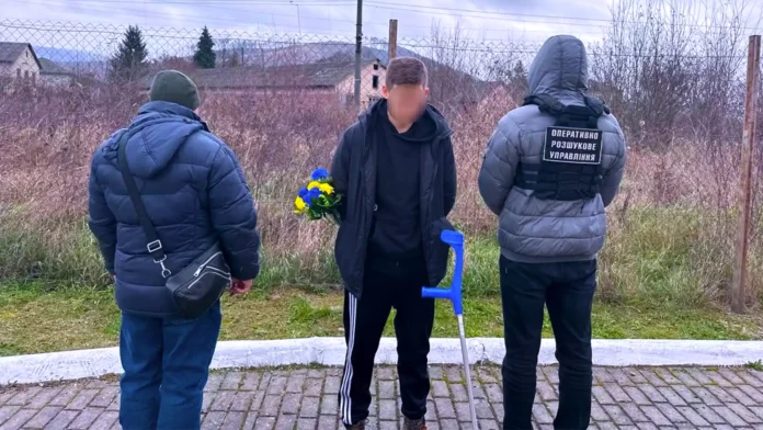 Юнак намагався втекти з України на милицях зі штучним букетом квітів