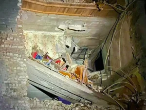 Російські загарбники скинули авіаційну бомбу на житловий квартал Костянтинівки, Донецька область. Внаслідок чергового ворожого удару постраждали шестеро цивільних людей.