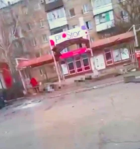 В окупованій Новій Каховці під російським обстрілом опинилась зупинка