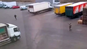 На Київщині особа у військовій формі влаштувала стрілянину при спробі «мобілізувати» людину
