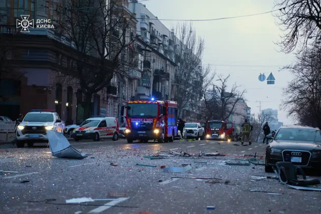 Наслідки ранкового ракетного удару по Києву: фото та відео
