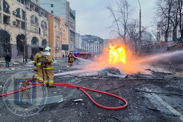 Наслідки ранкового ракетного удару по Києву: фото та відео