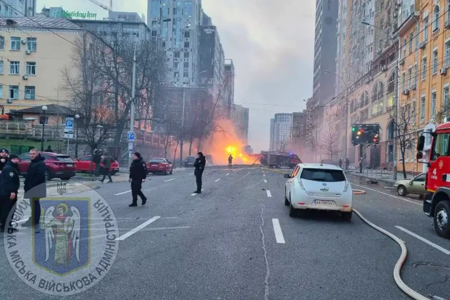 Наслідки ранкового ракетного удару по Києву: фото та відео