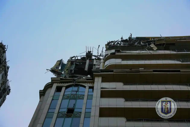 Наслідки ранкового ракетного удару по Києву: фото та відео