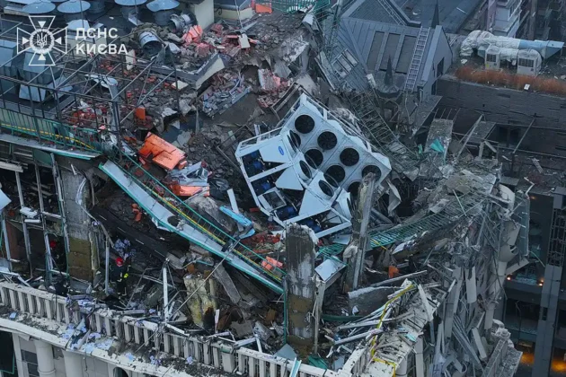 Наслідки ранкового ракетного удару по Києву: фото та відео