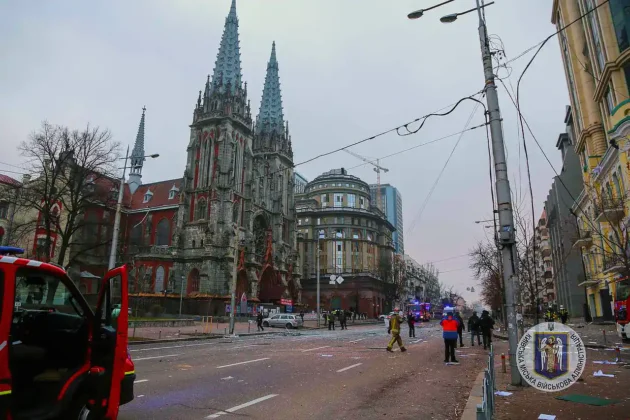 Наслідки ранкового ракетного удару по Києву: фото та відео