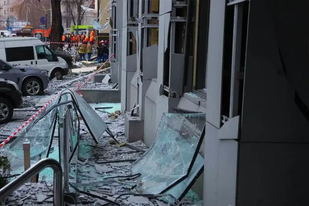 Наслідки ранкового ракетного удару по Києву: фото та відео