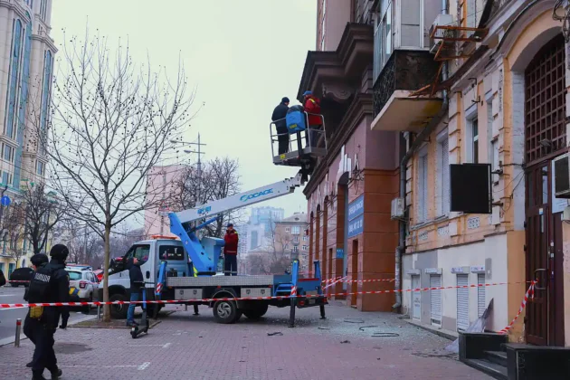 Наслідки ранкового ракетного удару по Києву: фото та відео