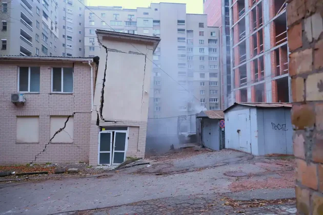 Наслідки ранкового ракетного удару по Києву: фото та відео