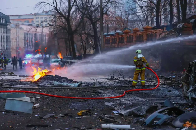 Наслідки ранкового ракетного удару по Києву: фото та відео