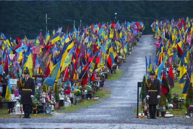 Володимир Зеленський у Львові відвідав кладовище.